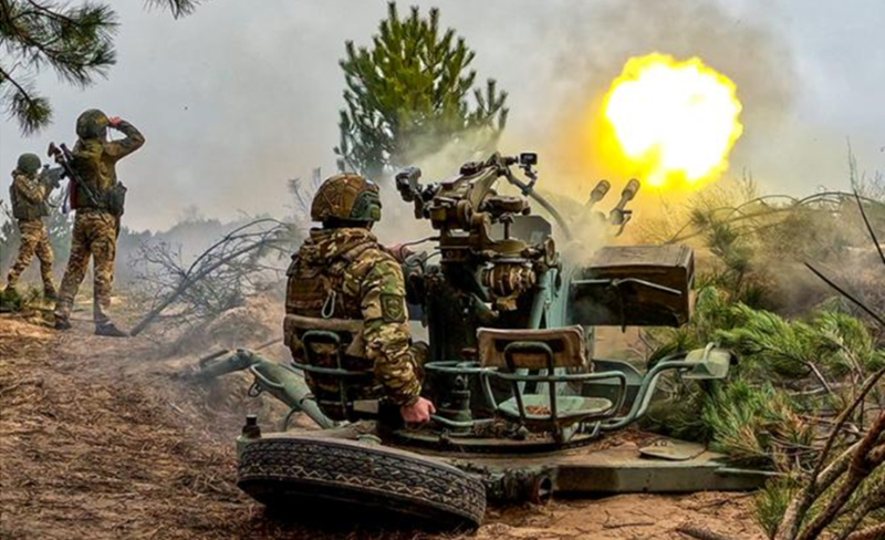 Quân đội Nga đang sử dụng pháo binh và máy bay không người lái để ngăn chặn nỗ lực của lực lượng Ukraine nhằm đưa viện binh đến khu vực này. Ảnh: TASS