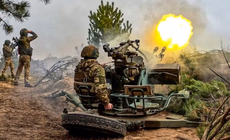 Quân đội Nga đang sử dụng pháo binh và máy bay không người lái để ngăn chặn nỗ lực của lực lượng Ukraine nhằm đưa viện binh đến khu vực này. Ảnh: TASS