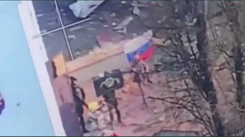 Cụ thể, điều này liên quan đến các loại máy bay không người lái (UAV), hệ thống mã hóa vệ tinh và một số lượng nhỏ xe bọc thép. Theo kênh Telegram “Severny Veter” một số binh sĩ Ukraine đã đầu hàng gần Cherkasskoye Porechnoye. Hình ảnh ghi nhận ít nhất bốn người bị bắt, nhưng số lượng tù binh chính xác chưa được xác định. Ảnh: Top War 