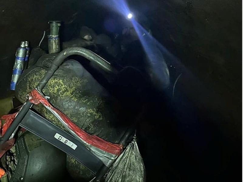 Theo kênh Telegram “Chiến dịch Z: Phóng viên quân sự của Mùa xuân Nga”, các binh sĩ Nga đã thực hiện một cuộc tập kích táo bạo vào hậu phương của quân Ukraine tại Sudzha bằng cách sử dụng một đường ống dẫn khí đã dừng hoạt động. Ảnh: Telegram