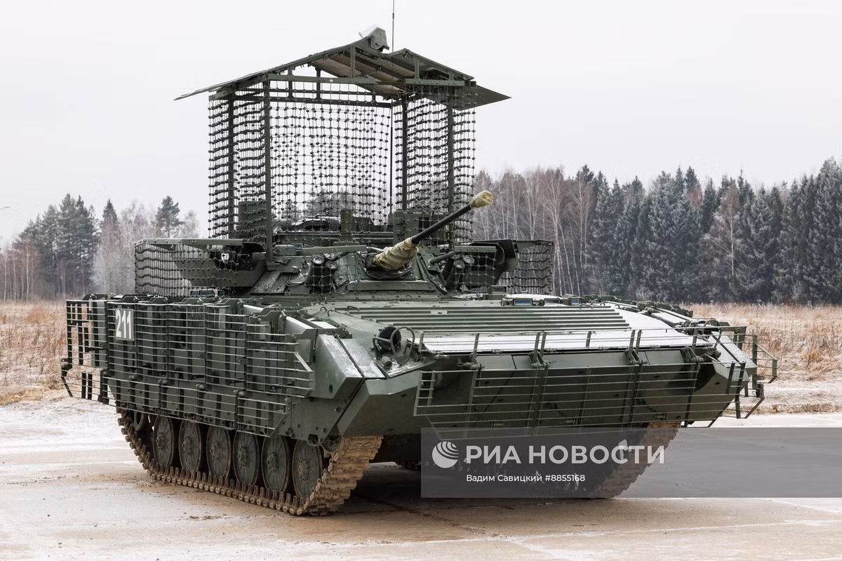 Các kỹ sư được cho là đang tinh chỉnh các hệ thống của BMP-2, tăng cường cả hỏa lực lẫn khả năng sống sót để theo kịp các mối đe dọa hiện đại. Điều này phản ánh cam kết chiến lược nhằm kéo dài vòng đời của một nền tảng đã là trụ cột của lực lượng cơ giới Nga suốt nhiều thập kỷ. Ảnh: RIA