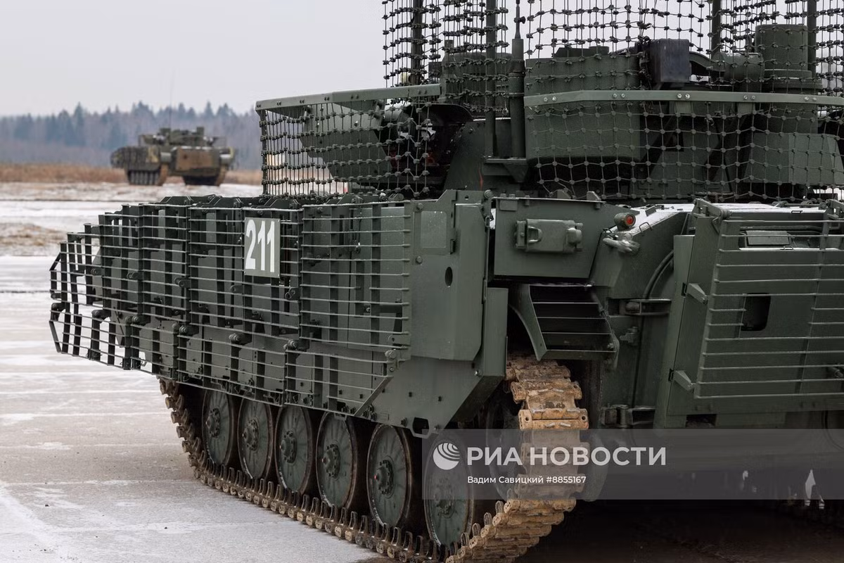 Rostec định vị BMP-2M không chỉ là một khí tài cũ được tái sử dụng cho chiến tranh mà còn là một hệ thống linh hoạt, có khả năng cạnh tranh với các thiết kế mới hơn. Nếu tuyên bố về tầm bắn 8 km là chính xác, đây sẽ là một bước tiến lớn so với phiên bản trước đó. Điều này có thể đạt được nhờ vào tên lửa Kornet tầm xa – loại vũ khí có khả năng tấn công mục tiêu ở khoảng cách này trong điều kiện thuận lợi. Ảnh: RIA Novosti