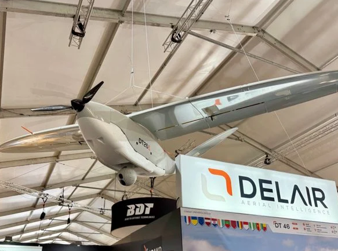 Các chuyên gia quân sự và công nghiệp Pháp đã nhận ra rằng, để bắt kịp với chiến tranh hiện đại, họ cần phải có hàng ngàn chiếc UAV. Theo ông William Fiyo Nganto từ Aerix Systems, công ty chuyên cung cấp UAV, việc dùng tên lửa giá hàng triệu euro để tiêu diệt một UAV giá chỉ vài chục ngàn euro là một sự lãng phí. Và đó là lý do mà UAV đang dần thay thế các phương tiện chiến tranh truyền thống.