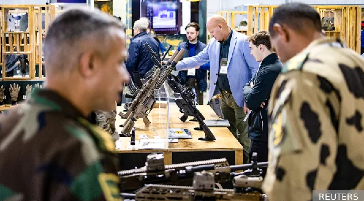 Ông Antoine Level, Chủ tịch Hiệp hội UAV Công nghiệp Pháp, nói: "Chỉ hai năm trước, không ai nghĩ rằng vũ khí điều khiển từ xa lại quan trọng như vậy. Nhưng giờ đây, mọi thứ đã thay đổi chóng mặt".