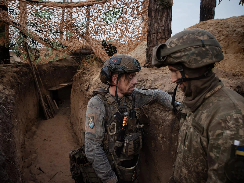 Theo nhà báo Ukraine Yuri Butusov, số lượng binh sĩ đào ngũ từ lữ đoàn 155 ngày càng gia tăng. Hơn nửa tháng trước, khoảng 1.000 binh sĩ thuộc Lữ đoàn 155 đã bỏ vị trí tại điểm chiến lược Shevchenko, khiến tình hình khu vực phía nam thành phố trở nên nghiêm trọng hơn. Ảnh: New York Times.