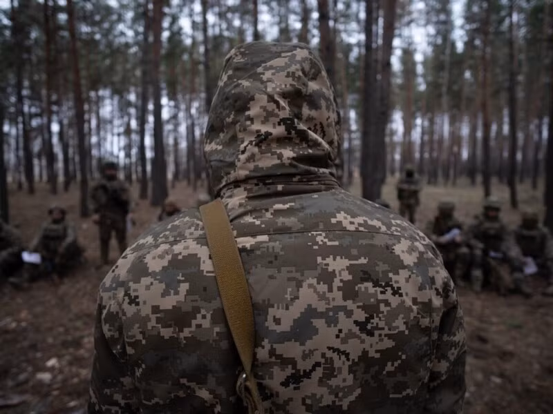 Theo Yuri Butusov, từ khi thành lập, Lữ đoàn 155 đã đối mặt với tình trạng đào ngũ thường xuyên. Ngay trong thời gian huấn luyện tại Pháp, đã ghi nhận 935 trường hợp binh sĩ rời khỏi vị trí. Lữ đoàn này thực chất không thể được coi là một lực lượng tinh nhuệ mà chỉ là “một nhóm người mặc quân phục”. Ảnh: EPA.