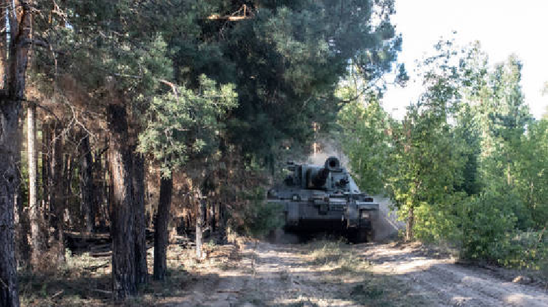 Điều đáng chú ý là 6 km này hoàn toàn là khu vực trống trải, hầu như không có bất kỳ chướng ngại vật tự nhiên hoặc nhân tạo nào. Rào cản duy nhất có thể là một nửa con sông, nhưng Quân đội Nga có thể dễ dàng vòng qua. Việc cắt đứt tuyến đường M-30 đồng nghĩa với việc Quân đội Nga sẽ tiến sát khu vực phía bắc Pokrovsk, về mặt địa lý tạo thành thế bao vây ba mặt đối với thành phố này. Ảnh: Getty Images.