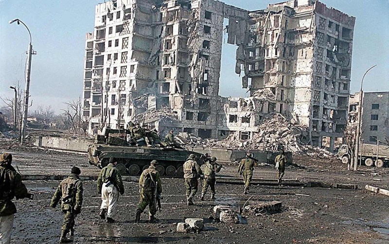 Thời gian đã bước sang năm 2025, và cuộc xung đột Nga-Ukraine cũng đã bước vào năm thứ 4. Phía Nga vừa công bố số liệu chiến sự trong suốt năm 2024. Theo báo cáo của hãng thông tấn RIA Novosti (Nga), trong năm 2024, Quân đội Nga đã chiếm được tổng cộng 214 khu định cư, trong đó Donetsk chiếm số lượng lớn nhất với 157 khu định cư. Ảnh minh họa: CNN.