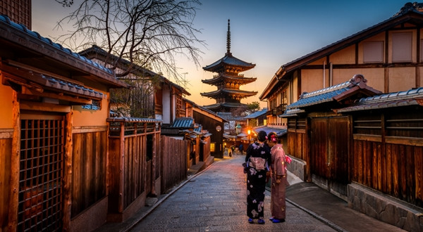 3. Kyoto, Nhật Bản – Nét đẹp truyền thống giữa mùa xuân: Mùa xuân ở Kyoto mang một vẻ đẹp tinh tế và quyến rũ đặc biệt. Những con phố cổ kính rợp bóng hoa anh đào, những ngôi đền chùa trầm mặc uy nghiêm, những khu vườn Nhật Bản được chăm chút tỉ mỉ – tất cả tạo nên một bức tranh hài hòa và thanh bình. (Ảnh: Bestprice)