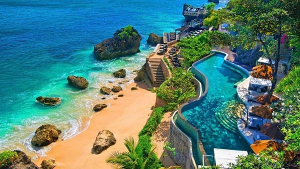 4. Bali, Indonesia – Hòn đảo của những vị thần: Bali, hòn đảo xinh đẹp của Indonesia, luôn là một điểm đến hấp dẫn du khách bởi vẻ đẹp thiên nhiên hoang sơ, những bãi biển tuyệt đẹp và nền văn hóa Hindu độc đáo. Tết Nguyên đán ở Bali là thời điểm lý tưởng để bạn tận hưởng những khoảnh khắc thư giãn trên bãi biển, tham gia các lớp học yoga và thiền định, hoặc khám phá những ngôi đền cổ kính linh thiêng. (Ảnh: Kiwi Travel)
