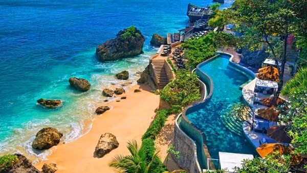4. Bali, Indonesia – Hòn đảo của những vị thần: Bali, hòn đảo xinh đẹp của Indonesia, luôn là một điểm đến hấp dẫn du khách bởi vẻ đẹp thiên nhiên hoang sơ, những bãi biển tuyệt đẹp và nền văn hóa Hindu độc đáo. Tết Nguyên đán ở Bali là thời điểm lý tưởng để bạn tận hưởng những khoảnh khắc thư giãn trên bãi biển, tham gia các lớp học yoga và thiền định, hoặc khám phá những ngôi đền cổ kính linh thiêng. (Ảnh: Kiwi Travel)