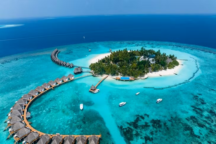 1. Maldives – Thiên đường biển xanh ngọc bích: Không cần phải bàn cãi về sức hút của Maldives. Những bãi cát trắng mịn trải dài, làn nước biển trong veo màu ngọc bích, những khu resort sang trọng với villa riêng tư trên mặt nước – tất cả tạo nên một không gian nghỉ dưỡng đẳng cấp và thư thái. (Ảnh: Lê Travel)