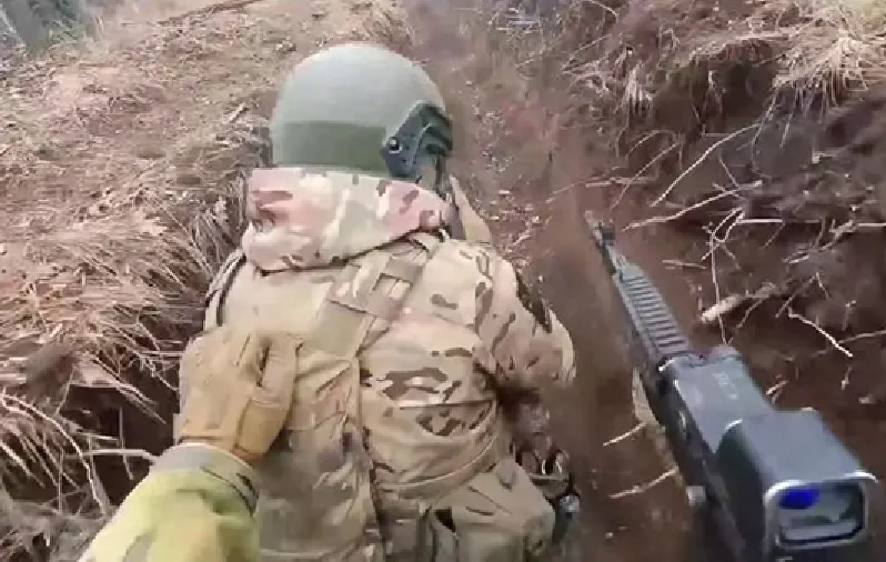 Sau trận chiến ngày hôm qua, quân Nga đã chiếm được các làng Berezivka và Zelene Pole, đồng thời kiểm soát con đường tiến lên phía bắc. Nếu quân Nga có thể nhanh chóng tiến dọc theo con đường này đến làng Zorya, đồng thời lực lượng Nga từ thị trấn New york chiếm được làng Shyroka Balka, thì họ sẽ có cơ hội bao vây quân Ukraine đang trấn giữ khu vực nhô ra này. Ảnh: Top War