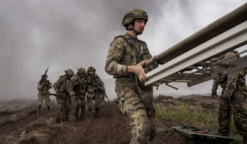 Trước đó, khoảng 10 ngày trước, 5 trung đoàn thuộc Sư đoàn bộ binh cơ giới số 150 của Nga đã được điều động đến khu vực này. Ngoài ra, cũng có thông tin cho rằng Tập đoàn quân không quân số 8 của Nga, hiện đang tham chiến tại Kurakhove, có thể sẽ điều một nửa lực lượng của mình đến Toretsk. Ảnh: News.ru