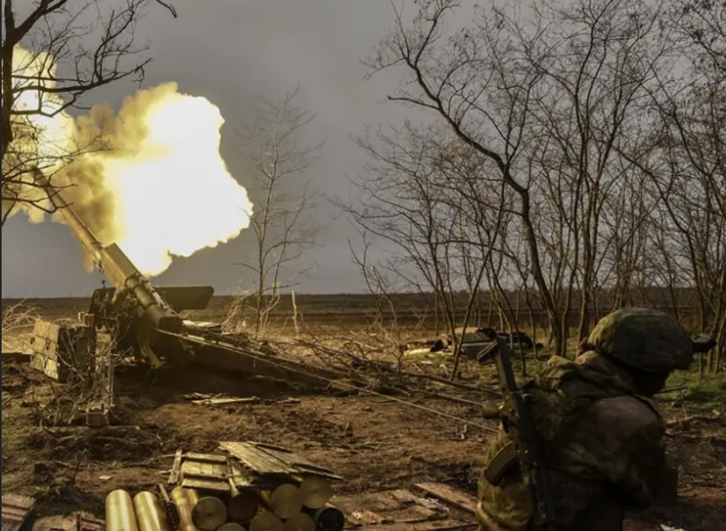 Đồng thời, quân Nga cũng kiểm soát được tuyến đường H15 chạy qua ngôi làng, cắt đứt con đường rút lui của hàng trăm binh sĩ Ukraine ở phía đông Ulakly. Hiện tại, những binh sĩ này chỉ có thể cố gắng thoát thân bằng cách băng qua cánh đồng phía bắc ngôi làng, nhưng khu vực này đang bị hỏa lực trực tiếp của quân Nga phong tỏa, nên số người có thể chạy thoát được dự đoán sẽ không nhiều. Ảnh: Top War