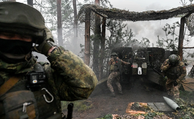 Trong khi đó, khác với chiến tuyến phía nam thành phố, các cuộc tấn công của quân Nga ở phía đông Pokrovsk không hề dừng lại, mà còn đang gia tăng cường độ. Tại khu vực này, quân Nga chủ yếu tiến về hướng Toretsk, chứ không tập trung mạnh vào việc tiến công trực tiếp vào Pokrovsk. Ảnh: RIA Novosti