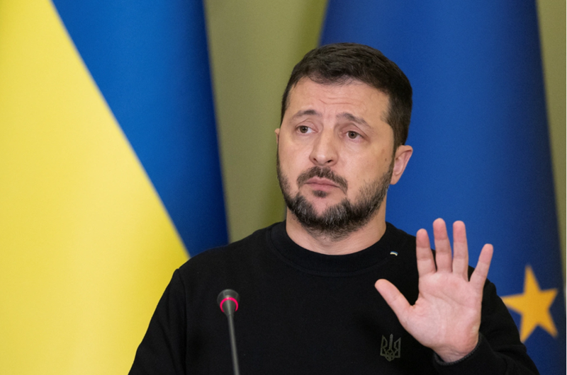 Nhà lãnh đạo Ukraine Volodymyr Zelensky có thể sắp rời ghế tổng thống. Theo đặc phái viên Mỹ phụ trách đàm phán ngừng bắn Nga-Ukraine, Steve Witkoff, chính quyền Kiev đã đồng ý tổ chức lại cuộc bầu cử tổng thống. Trước đó, nghị sĩ Verkhovna Rada, Artem Dmytruk, tuyên bố chính quyền Ukraine không có kế hoạch gia hạn thiết quân luật và lệnh tổng động viên sau ngày 9/5 năm nay. Ảnh: Reuters