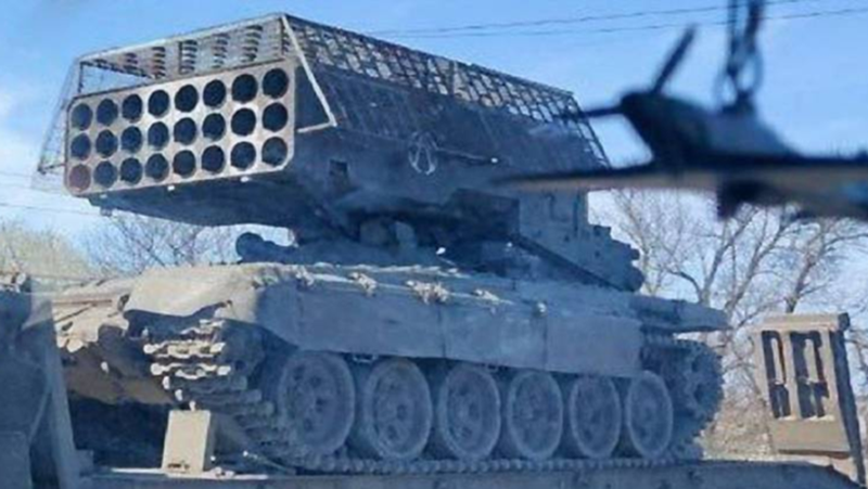 Theo kênh Telegram North Wind ngày 22/3, Ukraine đã trả giá đắt để giữ vững mặt trận Kursk. Ở khu vực Sumy, quân đội Ukraine đang xây dựng một hành lang phòng thủ chống UAV dài hàng km bằng cột điện và lưới bảo vệ để bảo vệ tuyến hậu cần khỏi các cuộc tấn công bằng máy bay không người lái của Nga. Ảnh: Top War