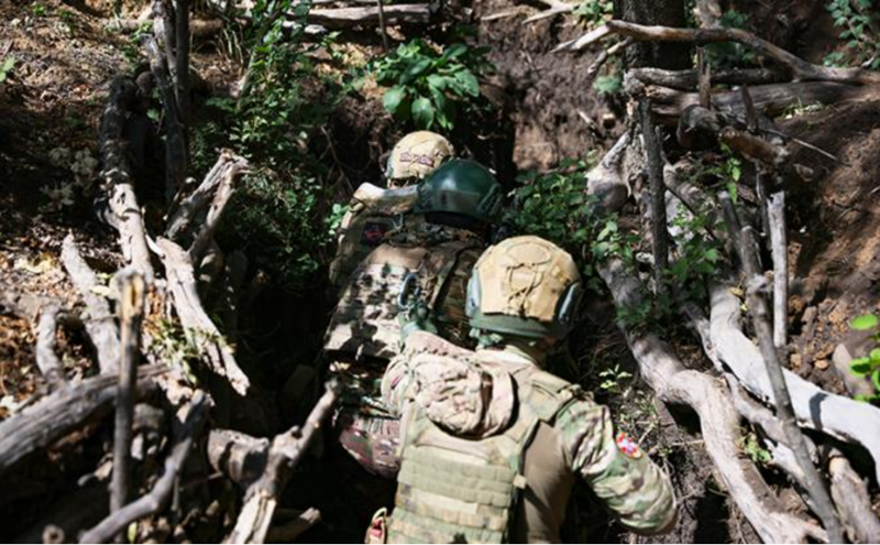 Ít nhất ba mặt đã bị bao vây, mặt còn lại là hồ chứa nước, khiến quân Ukraine không thể nhận tiếp tế qua đường bộ. Nếu không muốn bị tiêu diệt hoàn toàn, họ chỉ có thể rút lui qua hồ chứa. Dự kiến, trung tâm thành phố sẽ sớm thất thủ, và khi đó, chỉ còn khu vực phía nam chưa hoàn toàn bị kiểm soát. Lúc đó, quân Nga có thể dồn lực lượng để tấn công phần còn lại của thành phố. Ảnh: TASS