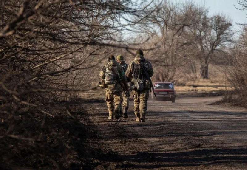 Điều quan trọng là ông Zelensky đã đánh mất con át chủ bài của mình và Kursk từ lợi thế chiến lược đã trở thành gánh nặng. Dù quân đội Ukraine vẫn kiểm soát hàng chục km2 tại Kursk, khu vực này không còn khả năng cầm chân quân Nga mà ngược lại, trở thành điểm Nga lợi dụng để ràng buộc Ukraine. Ảnh: Komsomolskaya Pravda