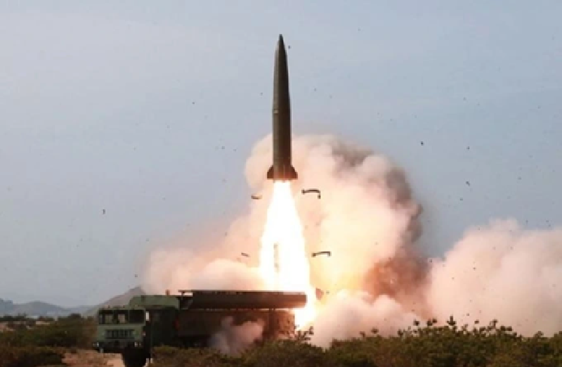 Trang tin Defense Express (Ukraine) cũng đã công bố một đoạn video ghi lại khoảnh khắc Kiev được cho bị tên lửa đạn đạo KN-23 do Triều Tiên sản xuất tấn công. Vụ nổ cực mạnh khiến cả bầu trời đêm bừng sáng, sức công phá lớn đến mức các tòa nhà xung quanh rung chuyển dữ dội, nhiều công trình đứng trước nguy cơ sụp đổ. Lửa và khói mù mịt bốc cao không tan, khiến người dân địa phương rơi vào tình trạng hoảng loạn. Ảnh: KCNA
