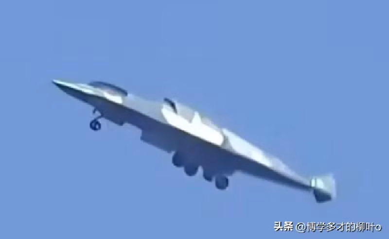 Khu vực thân dưới trung tâm nửa hòa quyện có một số điểm tương đồng với J-20, đặc biệt là cấu hình khoang vũ khí. Mặc dù máy bay rõ ràng có thể tích nội bộ rất lớn, nhưng việc ưu tiên tỷ lệ nhiên liệu so với độ sâu khoang chứa vũ khí là một giả định hợp lý. Ảnh: Sohu