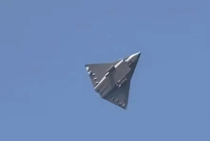 Đây là một thiết kế rõ ràng, ít bị phát hiện đối với cả quản lý tín hiệu radar và hồng ngoại. Việc khoét lõm ống xả động cơ trước mép sau phía trên của máy bay là một yếu tố thiết kế cổ điển, ít bị phát hiện. Ảnh: QQnews