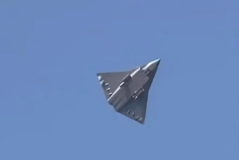 Đây là một thiết kế rõ ràng, ít bị phát hiện đối với cả quản lý tín hiệu radar và hồng ngoại. Việc khoét lõm ống xả động cơ trước mép sau phía trên của máy bay là một yếu tố thiết kế cổ điển, ít bị phát hiện. Ảnh: QQnews