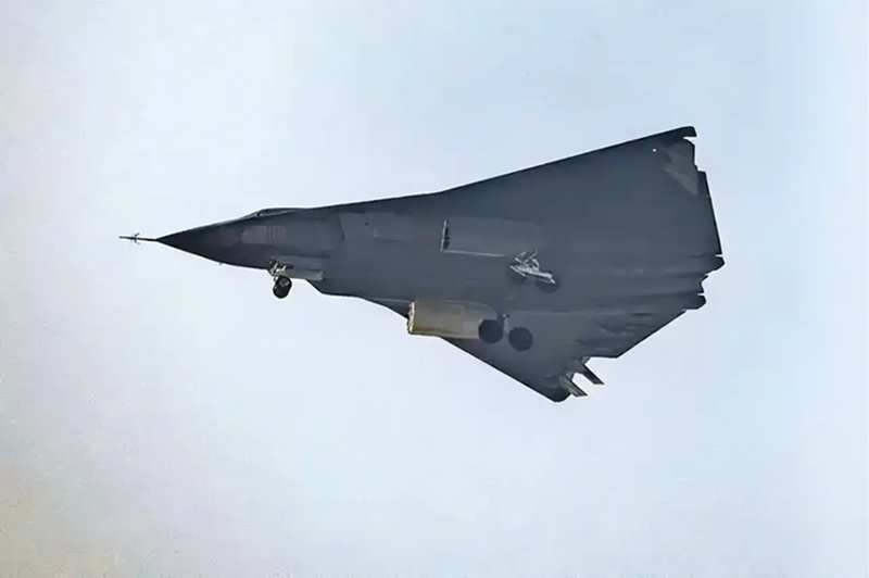 Về hệ thống xả, cấu hình của máy bay J-36 cũng rất thú vị vì nó có vẻ có cách sắp xếp tương tự như nguyên mẫu tiêm kích tàng hình YF-23 của Mỹ, với các rãnh xả nằm hướng vào mép đuôi, kết hợp với cách sắp xếp giống như kệ phẳng phía dưới kết thúc ở mép sau phía trên. Ảnh: Sohu