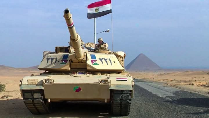 Một trong những trụ cột của lực lượng thiết giáp Ai Cập là xe tăng M1A1 Abrams. Ai Cập đã sản xuất khoảng 1.200 chiếc M1A1 Abrams thông qua chương trình hợp tác với Mỹ. Gần đây, vào ngày 20/12/2024, Mỹ đã phê duyệt một thỏa thuận trị giá hơn 5 tỷ USD để nâng cấp 555 xe tăng M1A1 Abrams của Ai Cập, bao gồm việc cải tiến giáp và tích hợp các công nghệ tiên tiến.