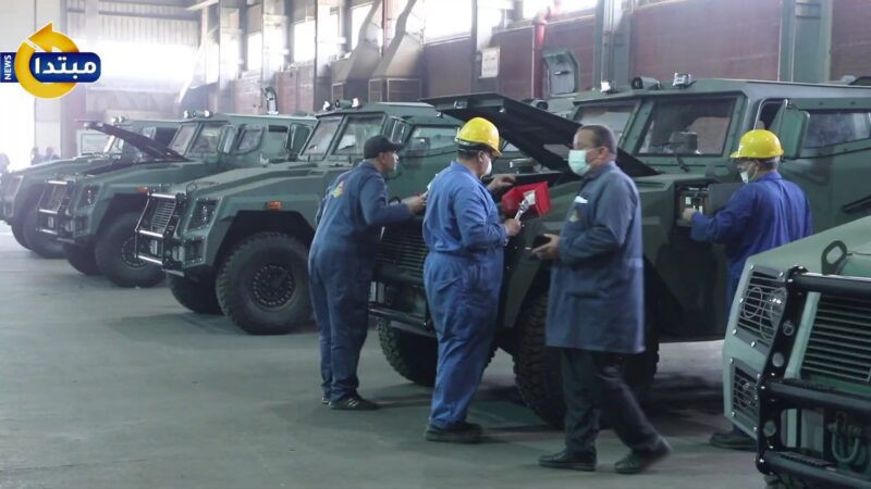 Ai Cập không chỉ dựa vào nhập khẩu mà còn tích cực phát triển công nghiệp quốc phòng nội địa, thể hiện qua việc sản xuất các xe bọc thép như Temsah và ST-100. Xe Temsah, với khả năng chống mìn và phục kích (MRAP), được thiết kế để hoạt động hiệu quả trong môi trường sa mạc và đô thị, bảo vệ kíp lái và binh sĩ khỏi các mối đe dọa từ mìn và thiết bị nổ tự tạo.