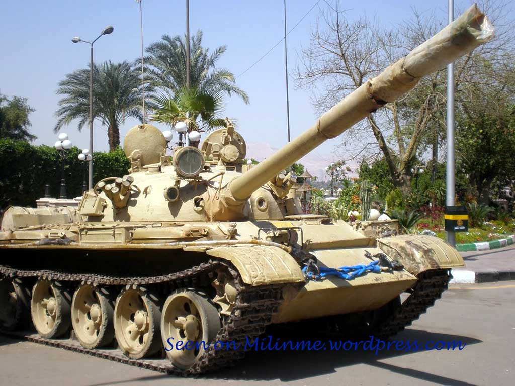 Trong khi đó, T-62 được trang bị pháo nòng trơn 115 mm 2A20, có khả năng bắn đạn xuyên giáp và tên lửa chống tăng dẫn đường, cùng với giáp bảo vệ dày, tăng cường khả năng sống sót trên chiến trường. Sự kết hợp của các loại xe tăng này tạo nên một lực lượng thiết giáp đa dạng và mạnh mẽ, đáp ứng hiệu quả các yêu cầu tác chiến khác nhau.