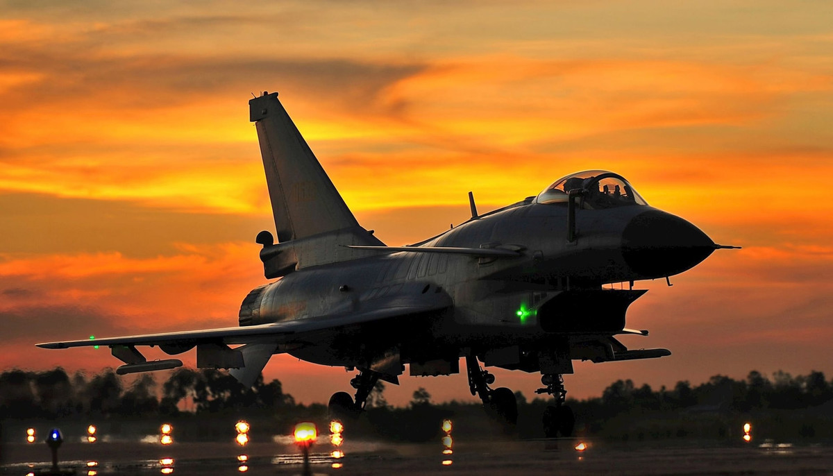 Gần đây, Cairo đã đàm phán với Trung Quốc để mua các máy bay chiến đấu tiên tiến như J-10C và FC-31, nhằm thay thế cho các máy bay chiến đấu của Mỹ.