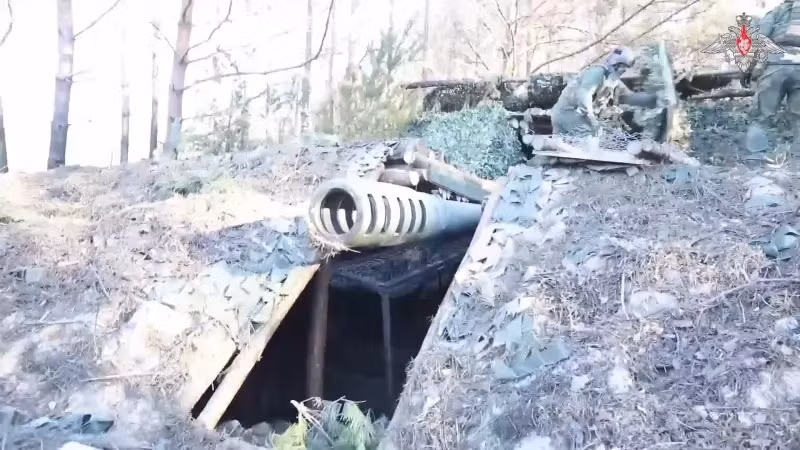 Phía Nga buộc phải sử dụng những biện pháp cực đoan này để thay thế cho việc triển khai truyền thống các hệ thống pháo tự hành, vốn được thiết kế để cơ động nhằm tránh bị phát hiện và bắn trả. Các hình ảnh đã thu hút sự chú ý của các nhà phân tích quân sự, cho thấy các khẩu pháo chìm trong các hố sâu, có vành đai đất để che giấu và bảo vệ. Ảnh Military Review