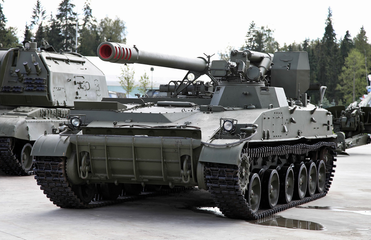 Pháo tự hành Giatsint-S được Nga giới thiệu vào năm 1978, hệ thống này không được thiết kế để chống lại các mối đe dọa của chiến tranh hiện đại. Không giống như các loại pháo tự hành hiện đại như 2S19 Msta-S có tháp pháo kín hoặc lớp giáp chắc chắn. Ảnh Wikipedia