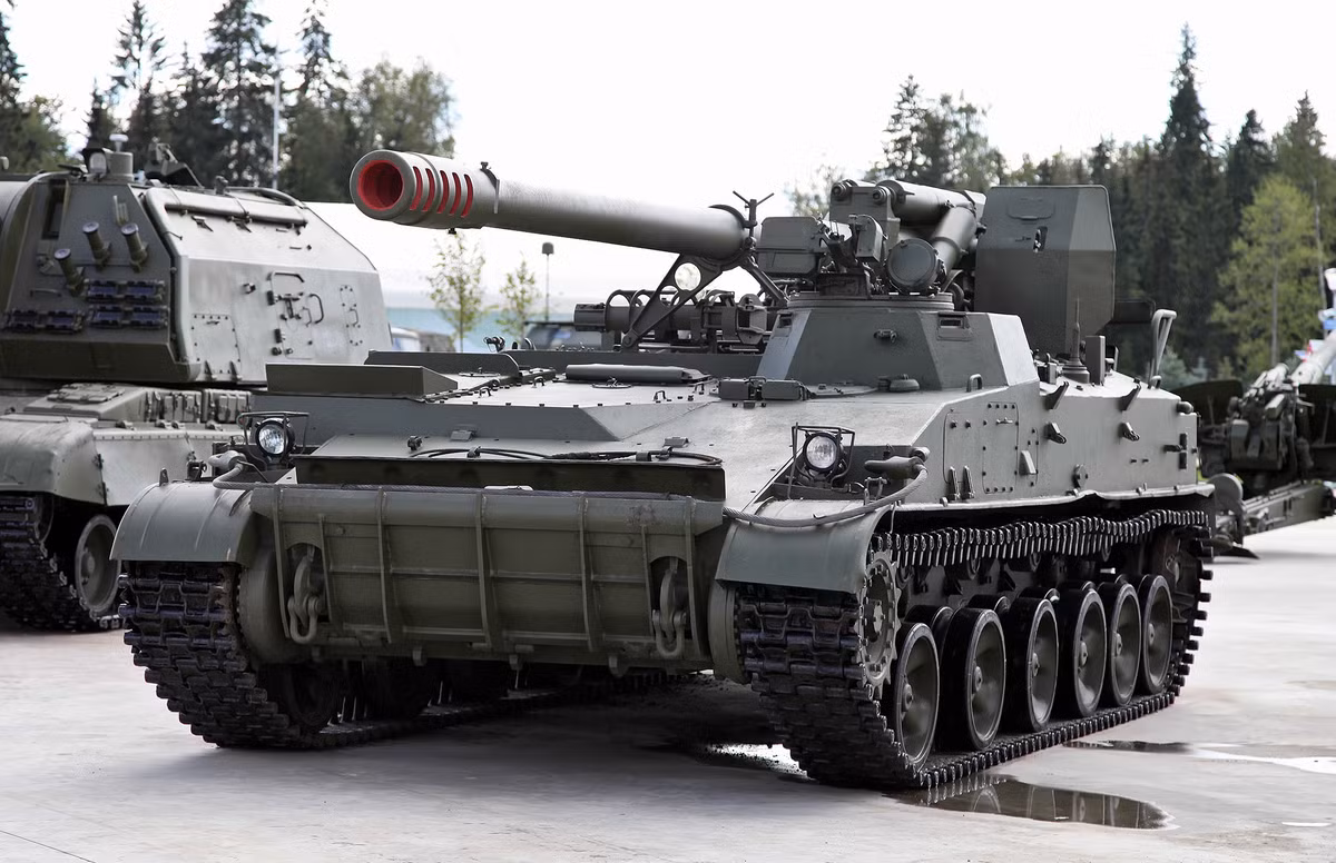 Pháo tự hành Giatsint-S được Nga giới thiệu vào năm 1978, hệ thống này không được thiết kế để chống lại các mối đe dọa của chiến tranh hiện đại. Không giống như các loại pháo tự hành hiện đại như 2S19 Msta-S có tháp pháo kín hoặc lớp giáp chắc chắn. Ảnh Wikipedia
