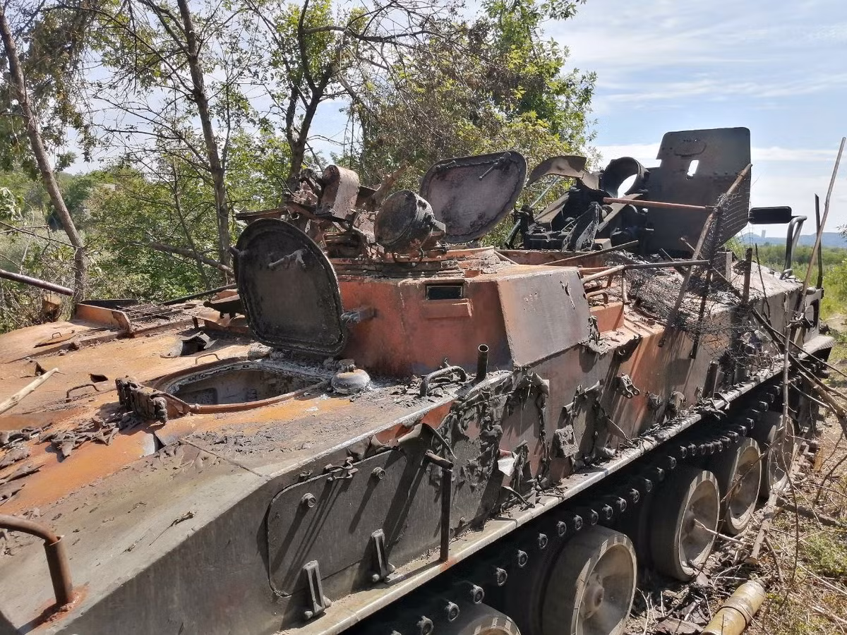 Cấu hình mui mở của 2S5 khiến kíp lái và các bộ phận quan trọng dễ bị tổn thương khi bị tấn công từ bên ngoài, ngay cả được trang bị "lồng đối phó" chống máy bay không người lái.