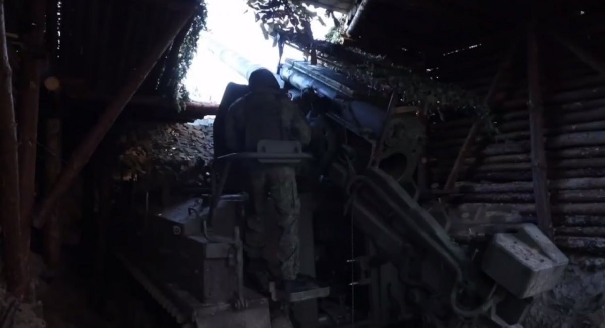 Những hình ảnh gần đây xuất hiện từ tiền tuyến ở Ukraine đã tiết lộ một sự thay đổi chiến thuật của các đơn vị pháo binh Nga. Các bức ảnh chụp từ các vị trí của Nga cho thấy các khẩu pháo tự hành 2S5 Giatsint-S gần như hoàn toàn bị chôn vùi trong các chiến hào riêng, chỉ có một phần nòng pháo 152mm nhô lên khỏi mặt đất. Ảnh Defense Express