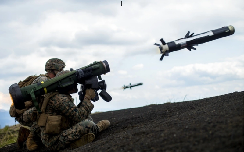 Javelin có khả năng "bắn và quên", cho phép binh sĩ Ukraine phục kích từ các tòa nhà hay đống đổ nát, khai hỏa chính xác vào xe tăng Nga từ khoảng cách xa. Từng chiếc T-90 lần lượt bị tiêu diệt, lửa cháy bốc cao trên chiến trường. Ảnh: Wilcox