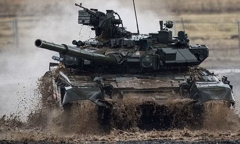 Trong giao tranh, Lữ đoàn cơ giới số 93 của Ukraine đã phản công thành công, đẩy lùi quân Nga tới 3 km. Cùng lúc đó, đội hình xe tăng T-90 – niềm tự hào của Nga – đã bị tên lửa Javelin của Ukraine tiêu diệt chính xác, khiến giới quân sự quốc tế phải đặc biệt chú ý. Ảnh: Sputnik