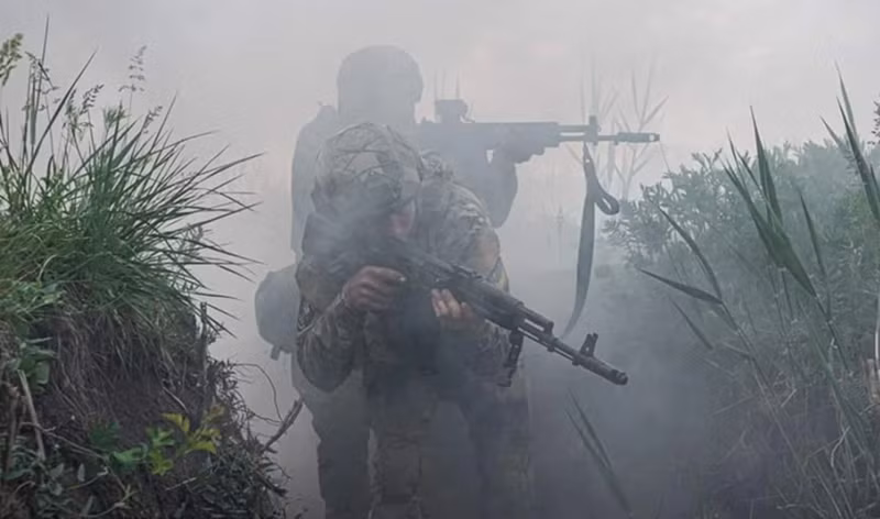 Sau quá trình chuẩn bị kỹ lưỡng, Lữ đoàn cơ giới số 93 của Ukraine đã phản công thành công, đẩy lùi lực lượng Nga 3 km chỉ trong 24 giờ. Trước đó, Ukraine đã sử dụng máy bay không người lái để trinh sát, nắm rõ vị trí và điểm yếu của đối phương, đồng thời huấn luyện binh sĩ kỹ năng tác chiến đô thị. Ảnh: Bộ Quốc phòng Ukraine