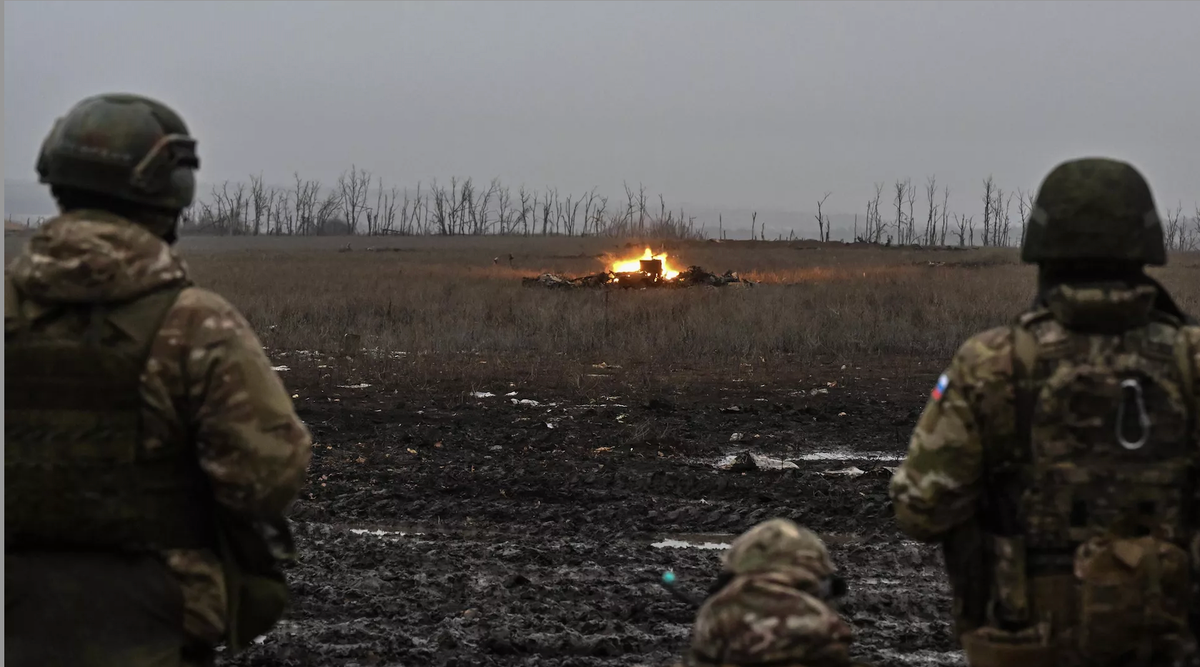 Bản đồ chiến sự của Ukraine hiện tràn ngập những đường vẽ mũi tên đỏ, khi các tướng lĩnh nước này đang chạy đua với thời gian để phán đoán đúng điểm Nga sẽ tung đòn chủ lực – vừa để tăng cường phòng thủ nơi nguy hiểm nhất, lại vừa không để các khu vực khác bị sơ hở.