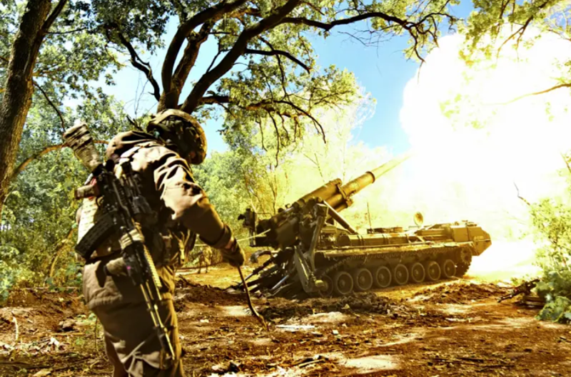 Vào ban ngày 12/3, cả truyền thông Mỹ và Nga đều đưa tin rằng toàn bộ lực lượng tinh nhuệ của Ukraine đã rút khỏi Kursk. Tuy nhiên, thực tế cho thấy những đơn vị này chưa hoàn toàn rời đi, hoặc đã quay trở lại chiến trường. Hơn nữa, vào tối ngày 12/3, quân đội Ukraine đã nhiều lần điều động quân từ Yunakivka theo đường cao tốc đến Sudzha, nhưng tất cả đều thất bại do bị UAV Nga tấn công. Ảnh: Top War