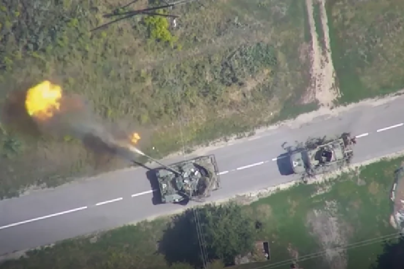 Ngoài ra, quân đội Nga phát hiện rằng cường độ pháo kích của Ukraine và số lượng UAV đã tăng lên rõ rệt. Đồng thời, quân đội Ukraine cũng bắt đầu sử dụng pháo phản lực phóng loạt quy mô lớn để tập kích Sudzha. Ảnh: Bộ Quốc phòng Nga