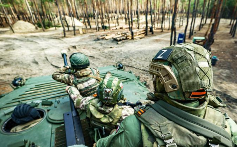 Nếu quân Nga chiếm được ngôi làng này và tiến tới đường cao tốc H7, họ có thể đe dọa quân Ukraine tại Kursk từ phía sau, buộc đối phương phải nhanh chóng rút lui, đồng thời phá vỡ kế hoạch xây dựng tuyến phòng thủ mới dọc biên giới Sumy của Ukraine. Ảnh: TASS