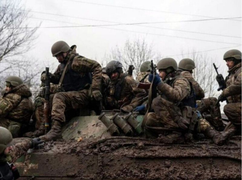 Theo TASS ngày 13/3, Bộ chỉ huy Ukraine đang khẩn cấp điều động mọi lực lượng dự bị có sẵn từ khu vực Odessa và Zhytomyr để tăng viện cho mặt trận Sumy, nhằm ngăn chặn bước tiến của quân Nga vào sâu trong khu vực này. Nếu lực lượng từ hai khu vực trên không đủ, Ukraine có thể sẽ rút quân từ khu vực dọc sông Dniester và biên giới Belarus để bổ sung. Ảnh: mk.ru