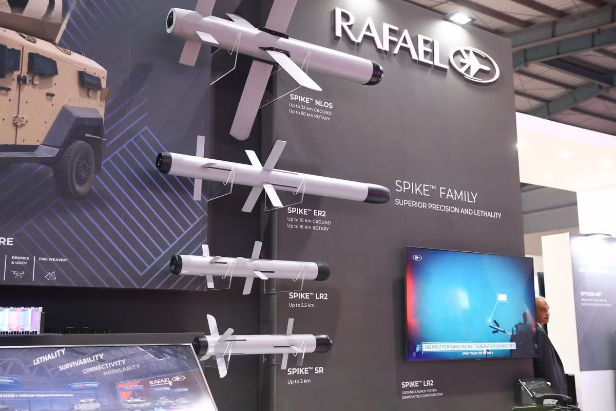 Một trong những ưu điểm nổi bật của Spike là khả năng triển khai linh hoạt trên nhiều nền tảng khác nhau, từ bộ binh, xe bọc thép, trực thăng cho đến tàu chiến. Điều này giúp hệ thống vũ khí này trở thành lựa chọn tối ưu cho nhiều quân đội trên thế giới. Trong ảnh là các phiên bản tên lửa Spike được Rafale giới thiệu tại Triểm lãm Quốc phòng quốc tế Việt Nam 2022.