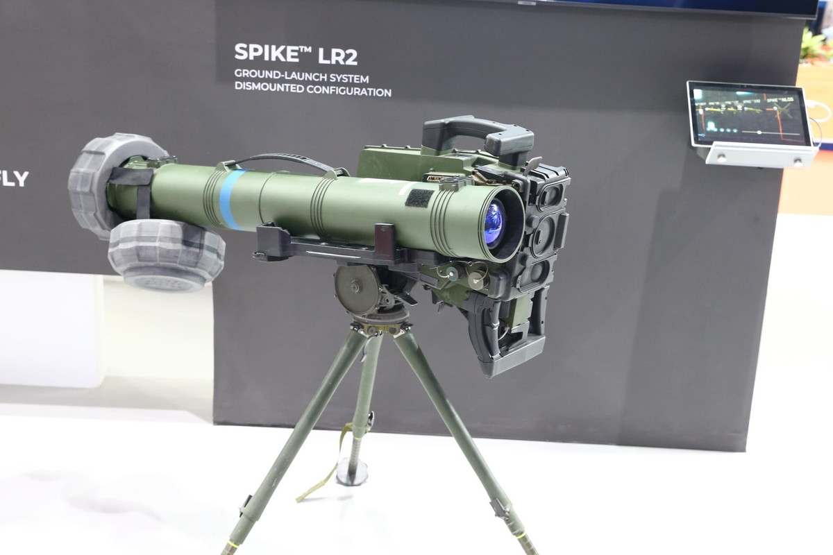 Tên lửa Spike có thể xuyên giáp dày nhờ được trang bị đầu đạn kép tandem HEAT, đủ sức vô hiệu hóa các xe tăng hiện đại được trang bị giáp phản ứng nổ