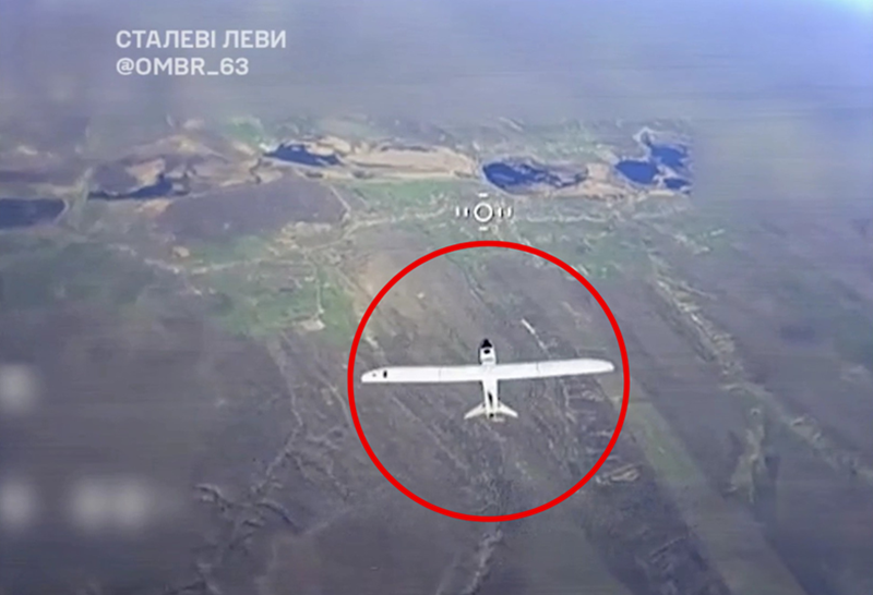 Cả một con sông dài như vậy mà chỉ có hai cây cầu đường bộ nối sang bờ tây, khiến việc di chuyển trở nên cực kỳ dễ bị máy bay không người lái (UAV) của Ukraine phát hiện. UAV của Ukraine hoạt động như thể có mắt thần, liên tục theo dõi sát hai cây cầu đó, khiến việc Nga vận chuyển hậu cần và quân tiếp viện vượt sông Oskil trở nên vô cùng khó khăn. Ảnh: Telegram