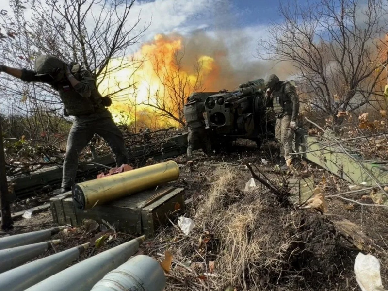 Tuy nhiên, phía Nga cũng có đối sách. Họ đã tìm cách kiểm soát một điểm cao trên dãy núi gần đó — vị trí này cao hơn trận địa của quân Ukraine ở Mala Shapkivka khoảng 50 đến 70 mét. Từ trên cao, mọi động tĩnh của quân Ukraine phía dưới đều bị Nga theo dõi rõ ràng và họ có thể lập tức triển khai UAV để tấn công. Vì vậy, trong phần lớn các tình huống, quân Nga đều dễ dàng đẩy lùi các đợt phản công của Ukraine. Ảnh: Topnews.ru